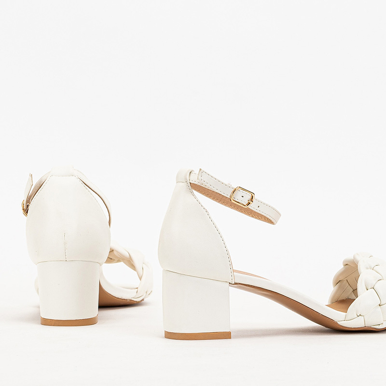 OUTLET Női fehér, alacsony sarkú szandál Mailla - Lábbeli