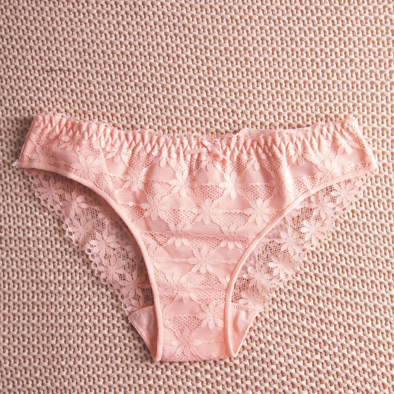 Csipke női bugyi világos rózsaszín színben - Fehérnemű