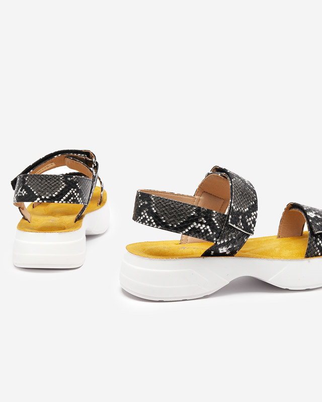 OUTLET Fekete lapos női szandál kígyóbőrrel, Koqi dombornyomással. Cipő