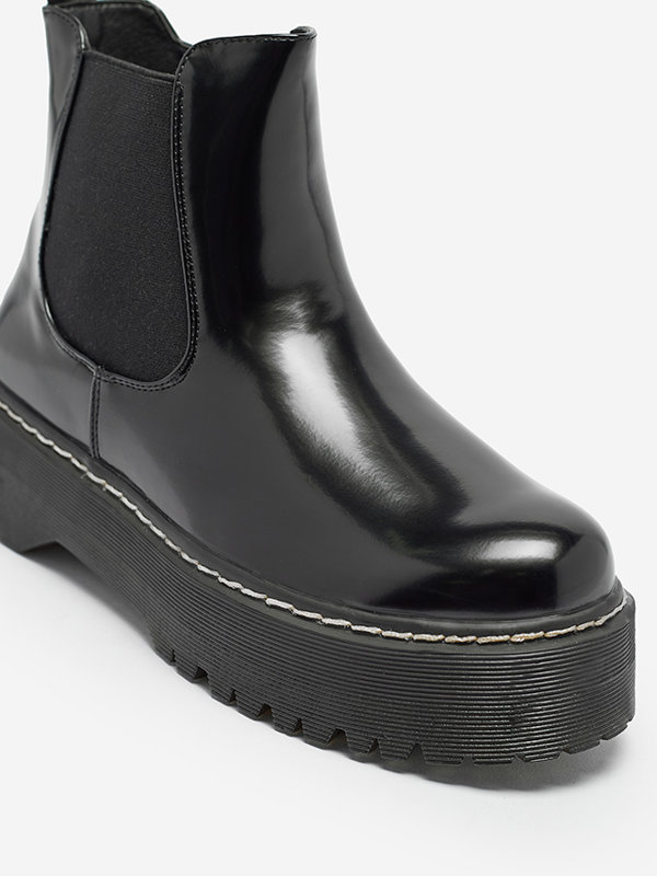 Fekete, vastagabb talpú női bakancs Mallitt- Footwear