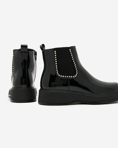 Royalfashion Fekete női lapos sarkú csizma cirkóval Winuma