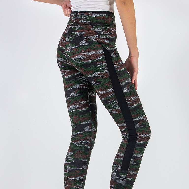 Sötétzöld női sportszigetelt camo leggings PLUS SIZE - Ruházat