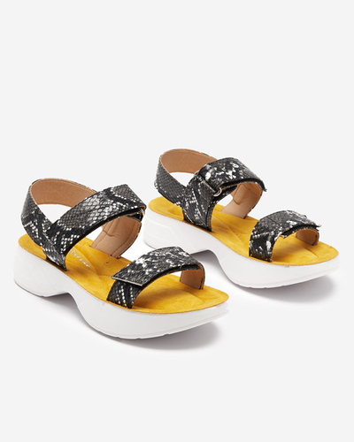 OUTLET Fekete lapos női szandál kígyóbőrrel, Koqi dombornyomással. Cipő