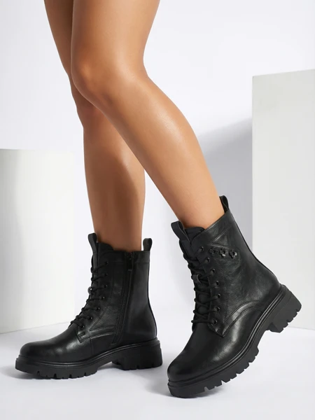 Eko bőr fűzős női Nometa bokacsizma