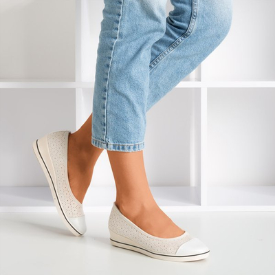 OUTLET Bézs színű balerinák alacsony ékön Irtriva - Cipők