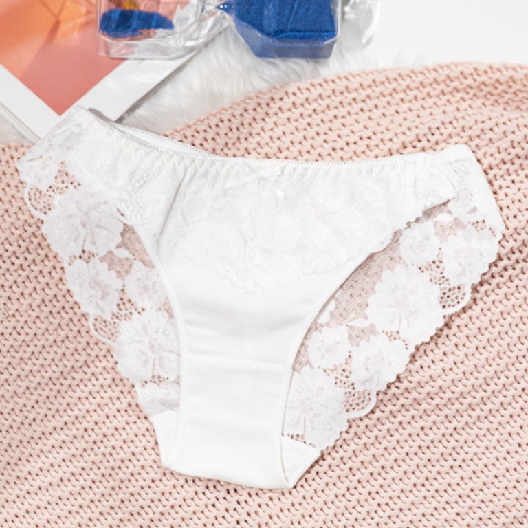 Női fehér bugyi csipkével - Fehérnemű