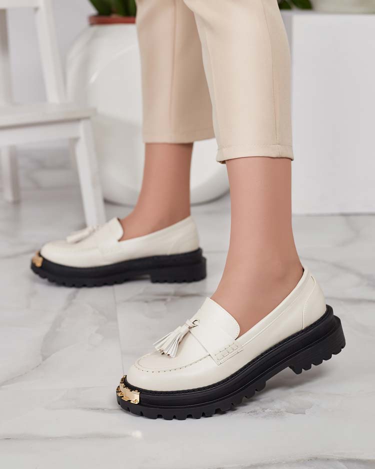 Royalfashion Női mokaszinok bojtokkal Fresosne