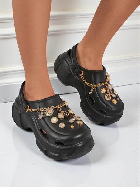Aurelia Nero – stílusos papucs díszekkel és lánccal, tartós
