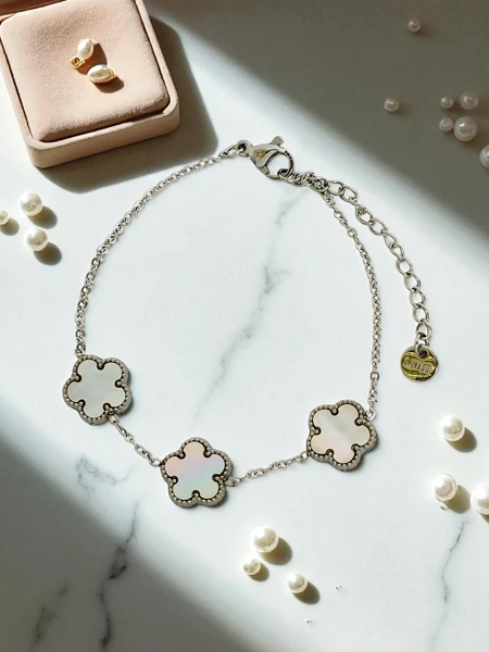 Callisto Nero karkötő virágmotívummal