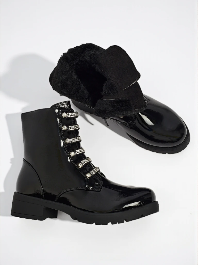 Fjorra lakkozott fűzős női bokacsizma