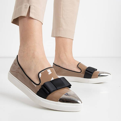 Csúsztasson tovább egy lakkozott orrú khaki Barbara- lábbeli