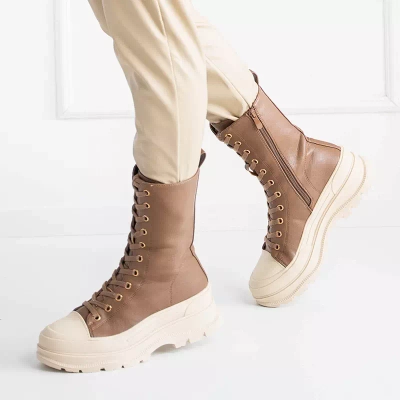 OUTLET Világosbarna női magas csizma lapos Magara sarokkal - Cipők