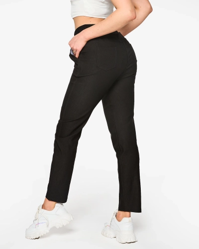 Női egyenes szövetnadrág fekete színben PLUS SIZE- Ruházat