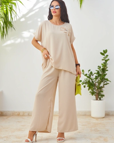 Royalfashion Női szett rövid ujjakkal, dekoratív virággal és bő nadrággal