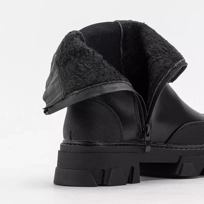 OUTLET Fekete női csizma masszív Rosidi talpon - Lábbeli