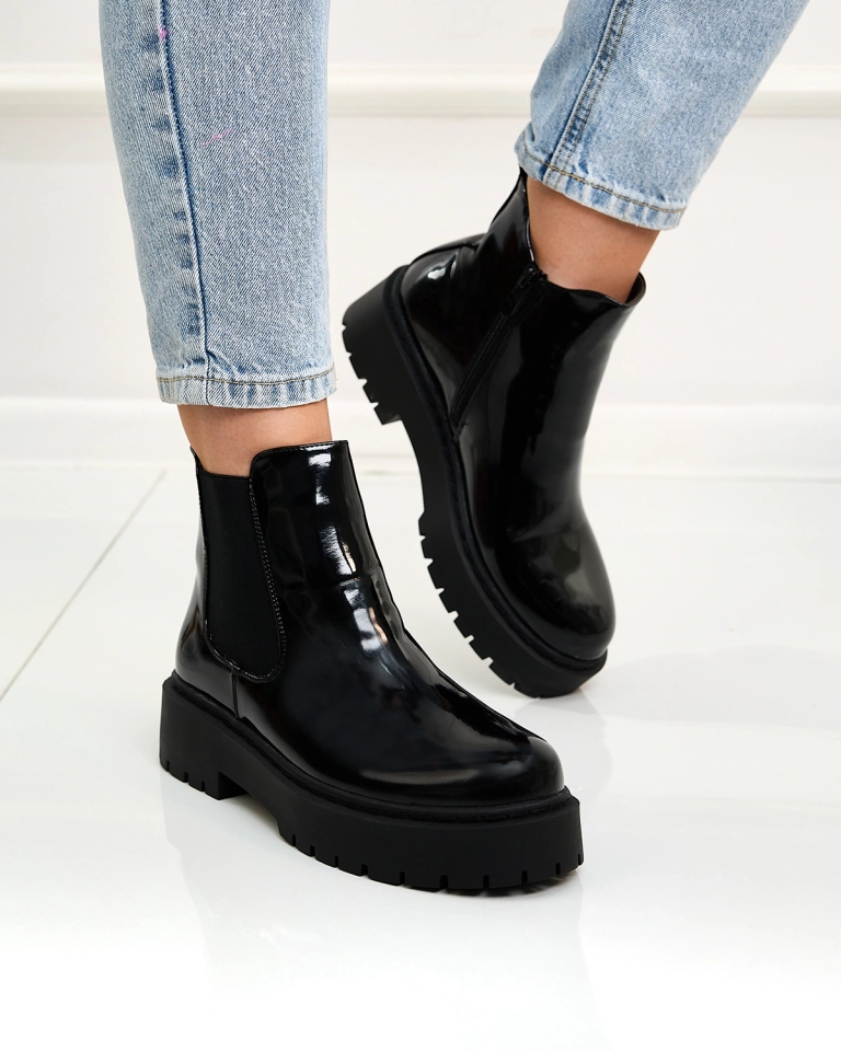 Royalfashion Fekete lakkozott női nem sarkos Glossy Chic csizma