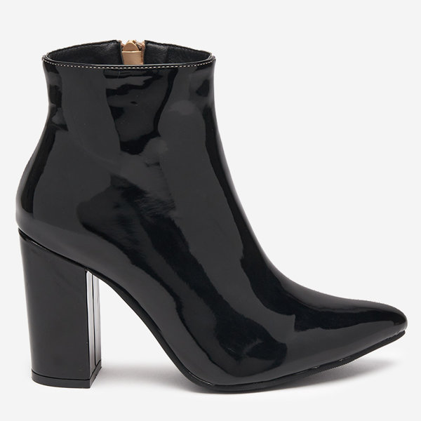 OUTLET Bézs és fekete lakkozott csizma az oszlopon Cruell - Footwear