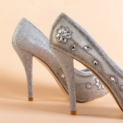 OUTLET Ezüst fényes szivattyúk a Juliett sarokban - Cipők