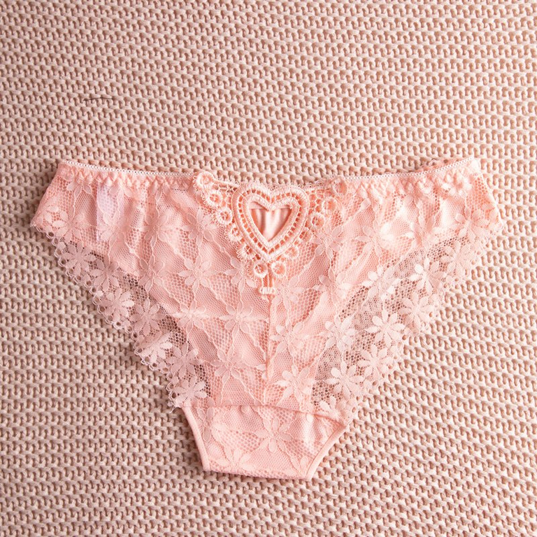 Csipke női bugyi világos rózsaszín színben - Fehérnemű