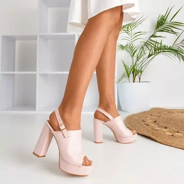 OUTLET Világos rózsaszín öko-velúr szandál magasabb oszlopon Tripsi-Shoes