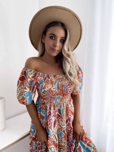 Narancssárga rövid női ruha nyitott vállakkal - Ruházat