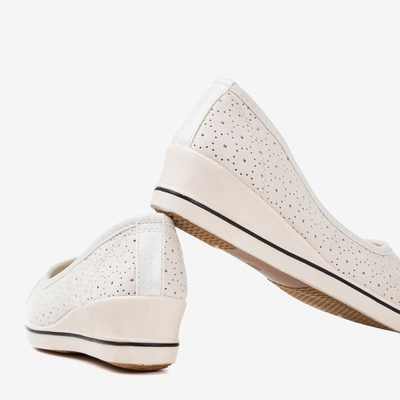 OUTLET Bézs színű balerinák alacsony ékön Irtriva - Cipők