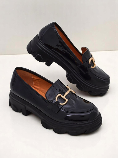 Royalfashion Lakkbőr női mokaszin díszítéssel fekete bársonyból