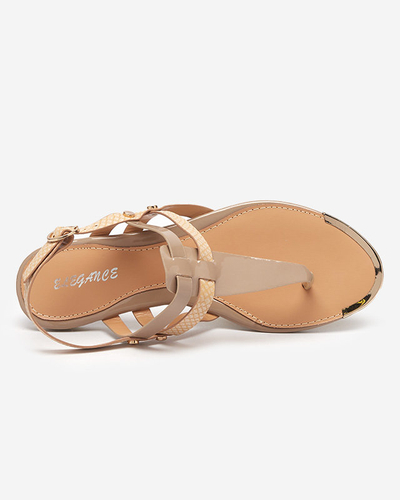 OUTLET Bézs színű női szandál, lakkozott flip-flop Abika-Footwear dombornyomással