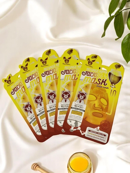 Egy aktív szénnel készült arcpakolás, amely mélyen tisztít, feszesít és összehúzza a pórusokat