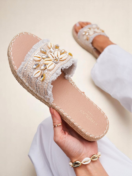 Royalfashion Perseida női ezüst szandál kagylókkal, lapos talpon