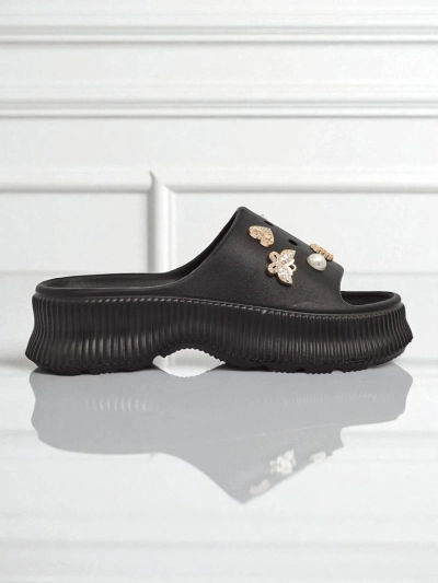 Royalfashion Női gumipapucs Slash Glam díszítéssel