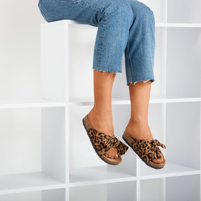 Brązowe klapki damskie z kokardką w panterkę Sunshine - Obuwie