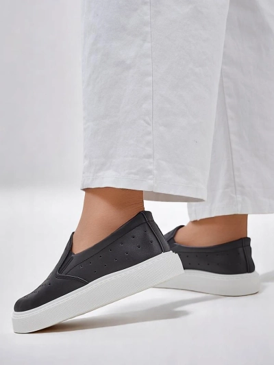 Royalfashion Lyukacsos női slip-on cipő Emayla