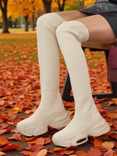 Hosszú női felbújós combcsizmák vastagabb talppal Ravmora