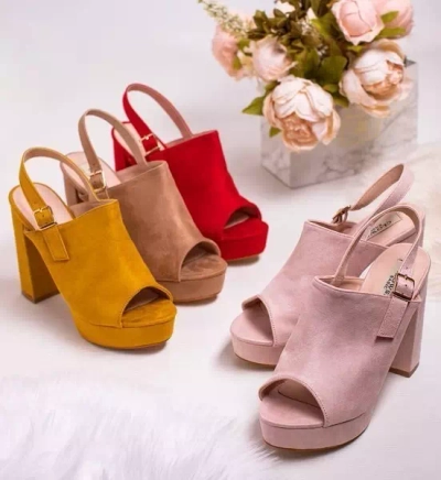 OUTLET Világos rózsaszín öko-velúr szandál magasabb oszlopon Tripsi-Shoes