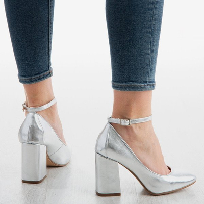 Srebrne czółenka na wyższym słupku Mattelessa - Obuwie