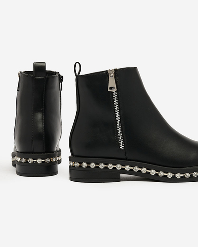 Royalfashion Fekete női lapos sarkú csizma cirkóval Wiskuni