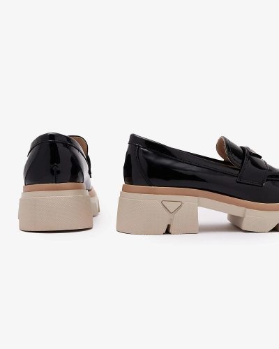 Lakkozott női fekete mokaszin díszítéssel Sarix - Lábbeli