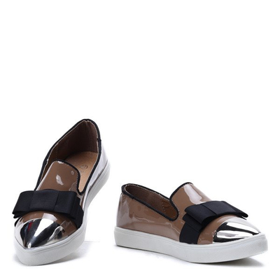 Csúsztasson tovább egy lakkozott orrú khaki Barbara- lábbeli