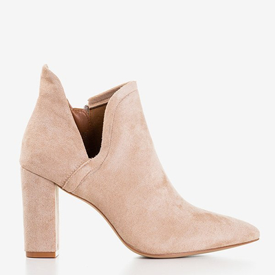 OUTLET Világosbarna női bokacsizma kivágással Alania - Lábbeli