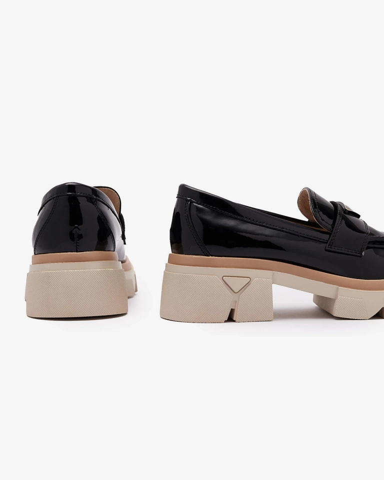 Lakkozott női fekete mokaszin díszítéssel Sarix - Lábbeli