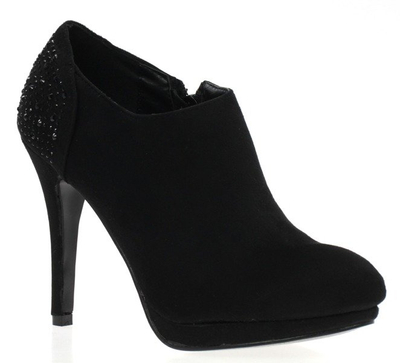 Czarne botki na słupku  - Obuwie