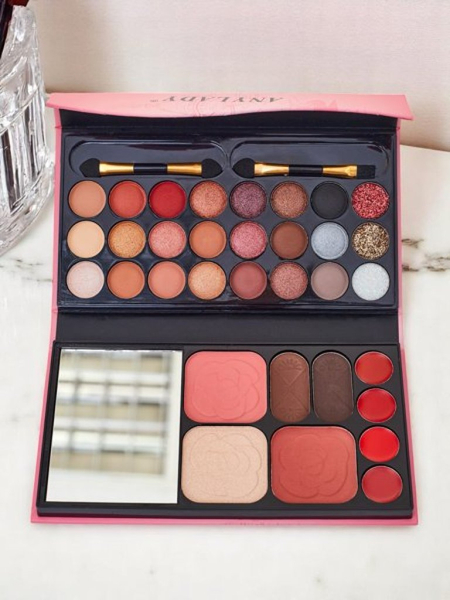 ANYLADY Kompakt sminkpaletta – szemhéjfestékek, kontúr, ajkak 33 árnyalat