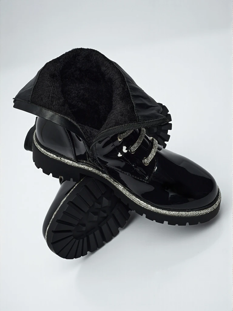 Fjorra lakkozott fűzős női bokacsizma