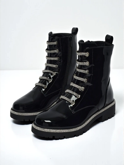 Fjorra lakkozott fűzős női bokacsizma