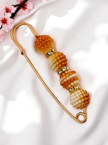 Dekoratív női brosstű gyöngyökkel Four Pearls