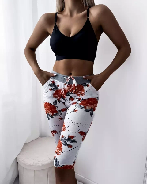 Női fehér 3/4 hosszúságú rövidnadrág piros virágokkal PLUSZ MÉRET - Ruházat