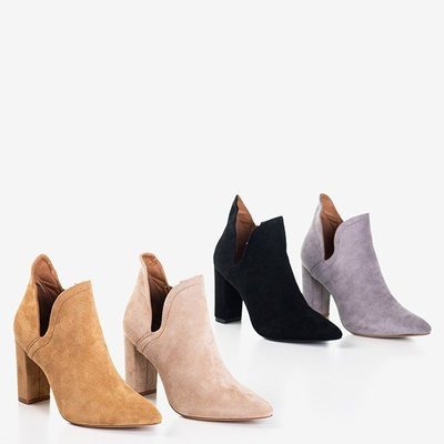 OUTLET Világosbarna női bokacsizma kivágással Alania - Lábbeli