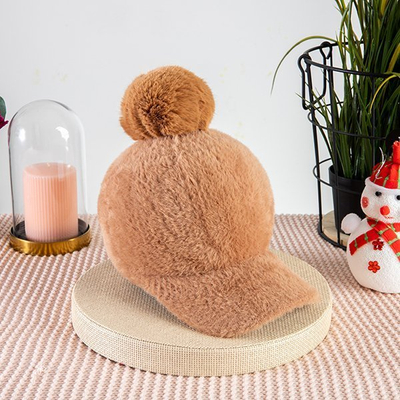 Női barna sapka pompommal - sapkák