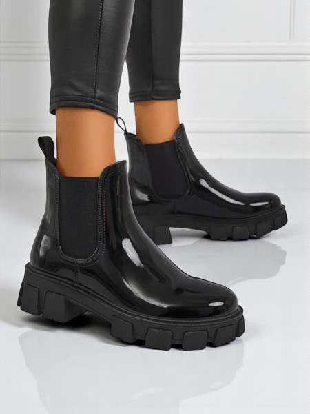 Royalfashion Bokacsizma masszív talpon, lakkozott műbőrből Calista Weide